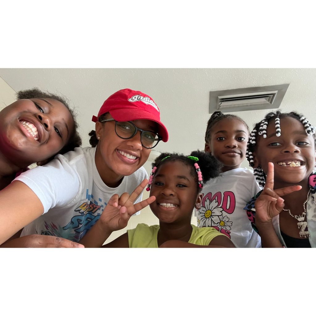Group photo of Khalia with children all smiling.